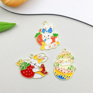 Détail de pendentifs lapins en émail coloré pour accessoires de bijoux DIY créatifs
