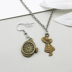 Detail van vintage bronzen Alice ketting en klok oorbel met S925 zilveren oorhaakjes