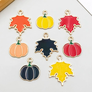 Set mit herbstlichen Ahornblatt- und Kürbis-Emaille-Anhängern für DIY-Halsketten