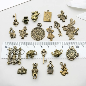 Vintage bronzen Alice in Wonderland bedels set met theepot, konijn en sleutel