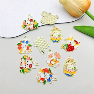 Vue détaillée de pendentifs lapin en émail coloré avec dos doré pour bijoux DIY