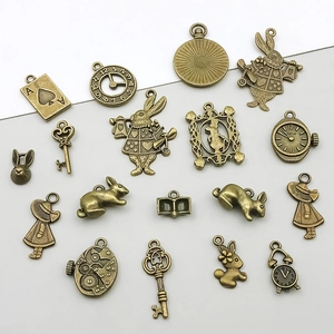 Detailopname van antieke bronzen bedeltjes van Alice in Wonderland met konijnen en klokken