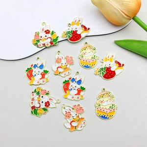 Détail de breloques lapins émaillés colorés pour la création de bijoux DIY variés