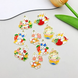 Vue à plat de breloques lapins en émail coloré pour la création de bijoux DIY