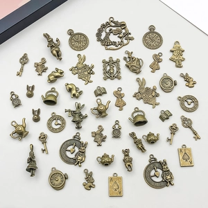 Vintage bronzen Alice in Wonderland bedeltjes met konijn, theepot en sleutelset