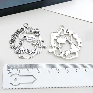 Vue détaillée de pendentifs Alice en argent antique avec gravures creuses des deux côtés