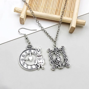 Détail de la boucle d'oreille lapin montre argent antique et pendentif cadre vintage
