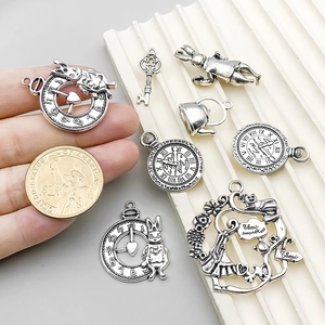 Collection de breloques Alice au pays des merveilles en argent antique avec lapin et montre