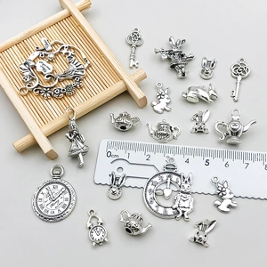 Lot de breloques Alice au pays des merveilles en argent antique avec mesure au réglet