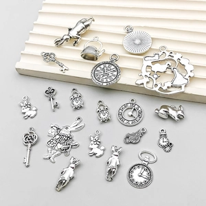 Set de pendentifs Alice au Pays des Merveilles en argent vieilli avec lapins et clés