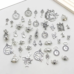 Détail de breloques Alice au pays des merveilles en argent antique, lapins et théières
