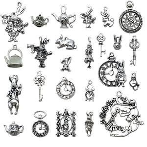 Collection de breloques Alice aux merveilles en argent antique avec lapins et horloges