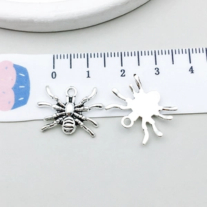 Detailweergave van antieke zilveren spinbedeltjes met getextureerde voor- en achterkant