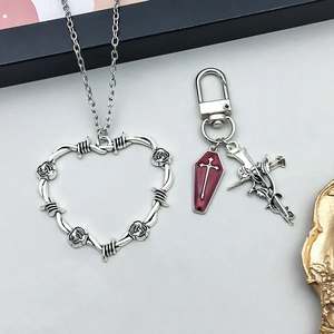Collier et porte-clés gothiques avec pendentifs cœur, cercueil à croix et épée
