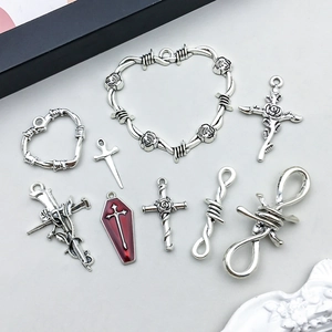 Pendentifs gothiques punk en alliage avec croix et cœurs à épines pour bijoux DIY