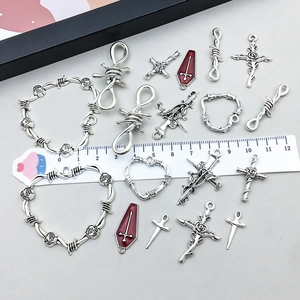 Lot de pendentifs gothiques croix et cœur en argent avec règle pour les dimensions