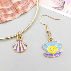 Vista detallada de colgantes de concha morada en pulsera de oro y juego de pendientes