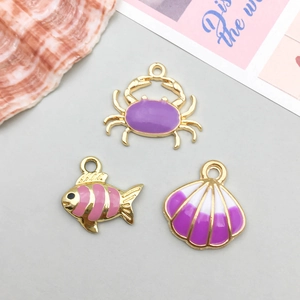 Detalle de dijes marinos de esmalte púrpura con cangrejo pez y concha para joyería DIY