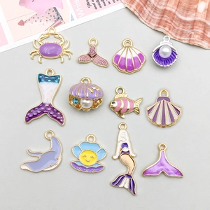 Set de 11 colgantes esmaltados de tema océano púrpura con sirenas y conchas