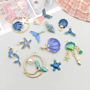 Detailweergave van oceaan-serie emaille bedeltjes met parels voor DIY-sieradenaccessoires