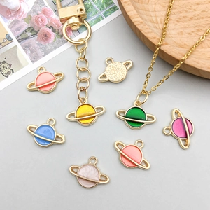 Pendentifs Saturne colorés en émail pour bijoux DIY sur porte-clés et colliers dorés