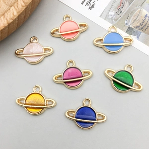 Lot de sept pendentifs Saturne en émail coloré avec cadres en alliage doré pour bijoux DIY