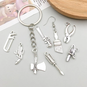 Lot de breloques outils vintage en argent antique pour bijoux DIY avec mini scie et pinces