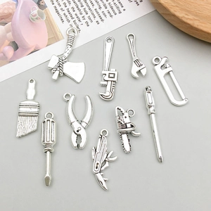 Lot de 9 pendentifs outils miniatures en alliage argenté vintage avec formes de clés et scies