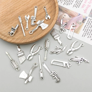 Pendentifs outils détaillés en alliage argent antique, scie et clé pour création de bijoux