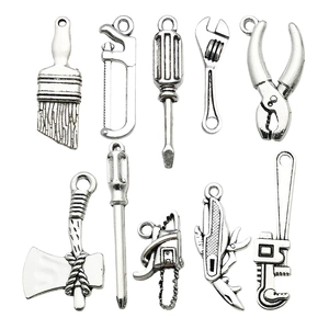 Lot de 10 breloques outils en argent antique avec scies et clés pour la création de bijoux