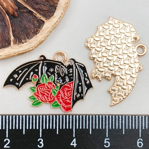Detail von Fledermaus-Rosen-Emaille-Anhänger mit strukturierter Rückseite und Skala