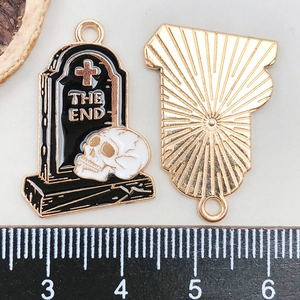 Detailansicht Grabstein-Ohrringanhänger mit THE END Text und Totenkopf für Halloween