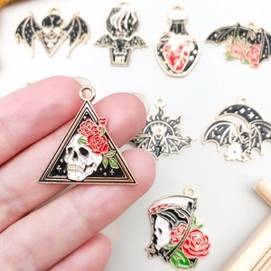 Gothic Totenkopf mit roter Rose Emaille-Anhänger für Halloween Ohrringe Schmuckherstellung