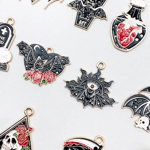 Gothic Halloween Ohrringe Set mit schwarzer Fledermaus, roter Rose und Emaille Anhängern