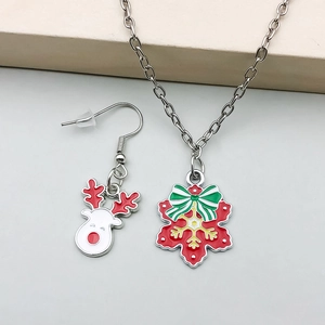 Detalle del collar navideño festivo y pendiente de reno con acabado de esmalte colorido
