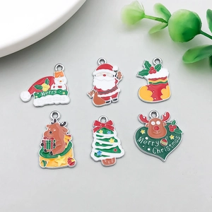 Set de seis colgantes navideños coloridos de aleación esmaltada para joyería y manualidades