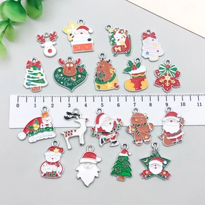 Set de dijes navideños de aleación esmaltada con figuras de Papá Noel y renos rojos