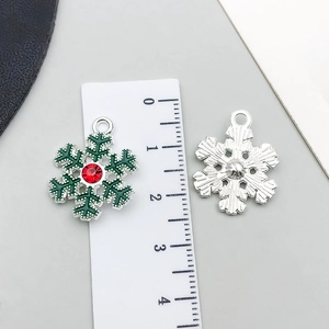 Dettaglio di un ciondolo a fiocco di neve da 18mm con smalto verde e strass rosso