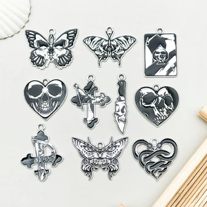 Ciondoli Gotici di Halloween in Lega di Zinco Smalto Teschio Farfalla Croce Cuore Serpente Pugnale DIY Gioielli Charms