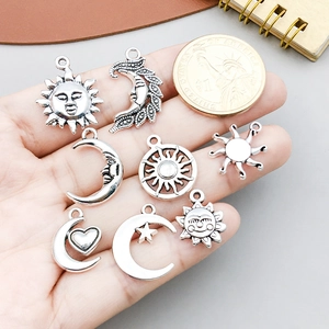Antike Silber-Himmelsanhänger-Set mit Sonne Mond und Stern Motiven auf der Handfläche
