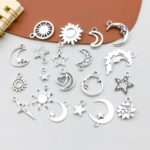 Detailaufnahme von antiken Himmelsanhängern aus Silberlegierung für DIY-Schmucksets