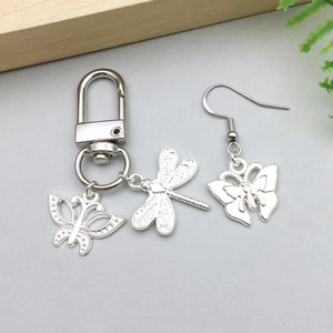 Détails des pendentifs papillon et libellule en alliage argenté avec textures ciselées