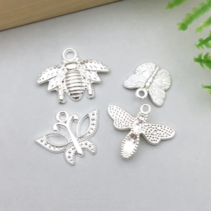Lot de quatre breloques papillon et abeille en alliage argenté pour bijoux DIY