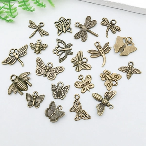 Flachbildaufnahme von antiken Bronze-Insektenanhängern mit Schmetterlingen und Libellen