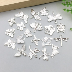 Vue à plat de pendentifs insectes en alliage argenté avec papillons et libellules