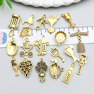 Set di 18 ciondoli vintage in lega color oro a tema vino con bottiglie e calici