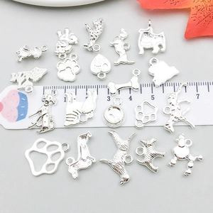 Collezione di ciondoli animali in argento antico per gioielli fai da te con righello