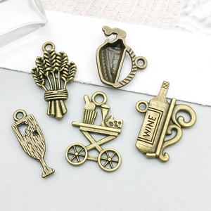 Détail de pendentifs vintage en bronze série vin pour bijoux et colliers DIY artisanaux