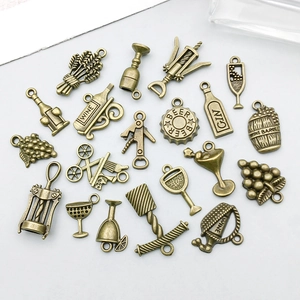 Ensemble détaillé de 21 pendentifs en bronze antique thème vin pour création de bijoux