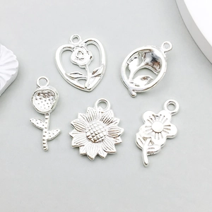 Vue détaillée de breloques en alliage argenté tournesol et rose pour bijoux DIY